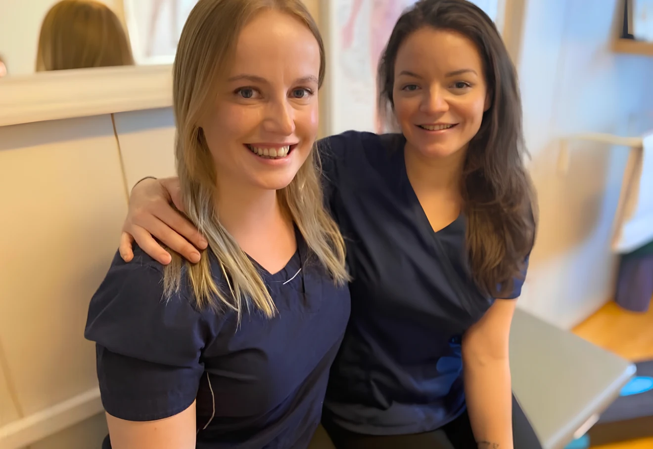 Kiropraktorene Marie Hermansen og Sara Nordanger i klinikken